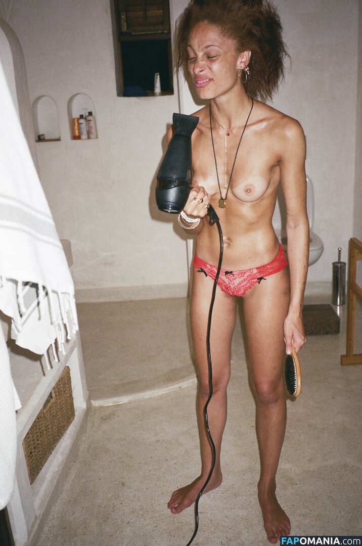 Adwoa Aboah Nud Fotografie scursă #9