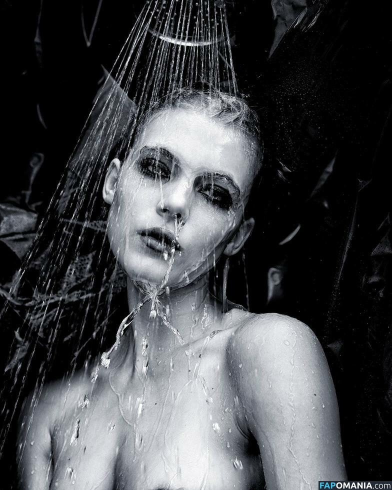 Allegra Carpenter Nud Fotografie scursă #81
