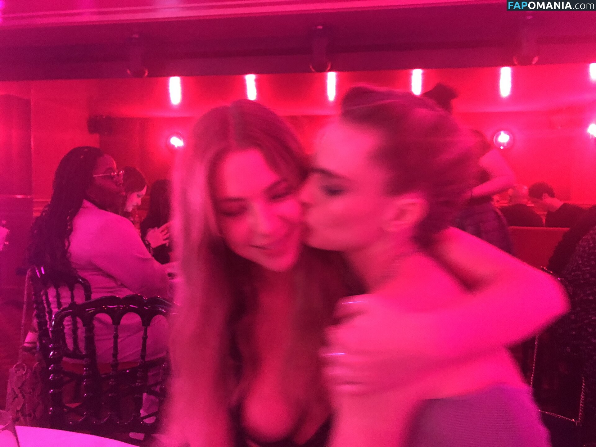 Ashley Benson And Cara Delevingne Nud Fotografie scursă #51