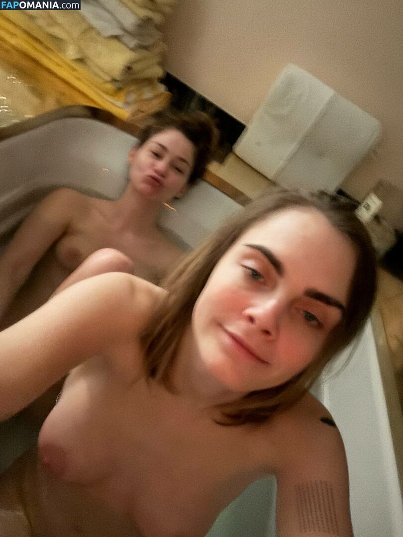 Ashley Benson And Cara Delevingne Nud Fotografie scursă #69