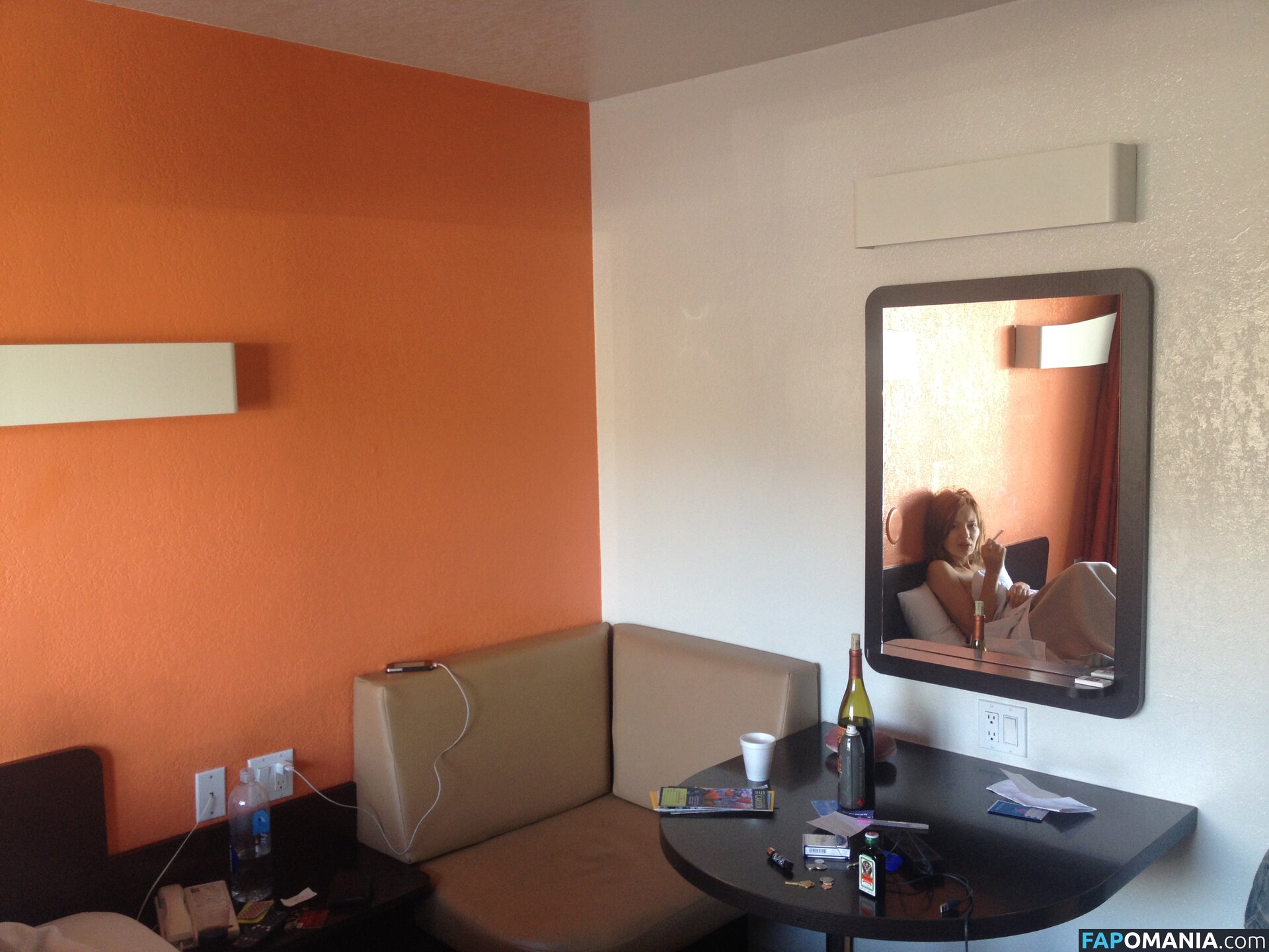 Emily Browning Nud Fotografie scursă #4