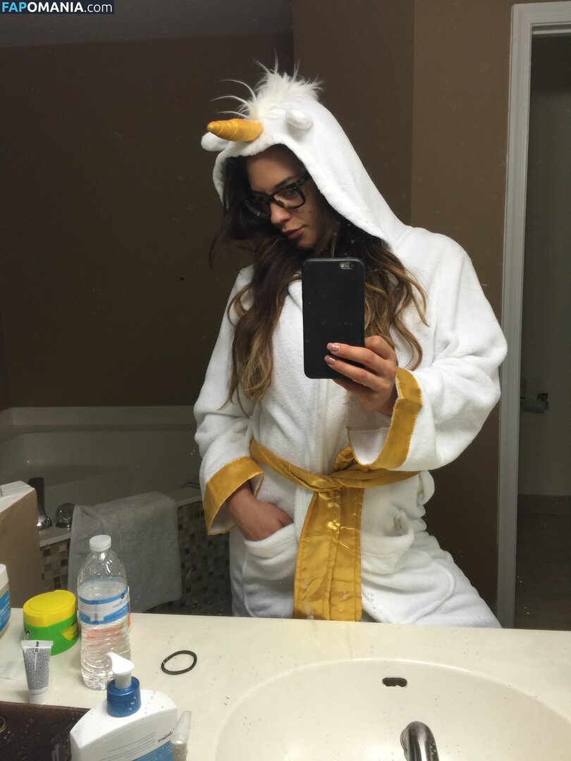 Kaitlyn WWE Nud Fotografie scursă #75