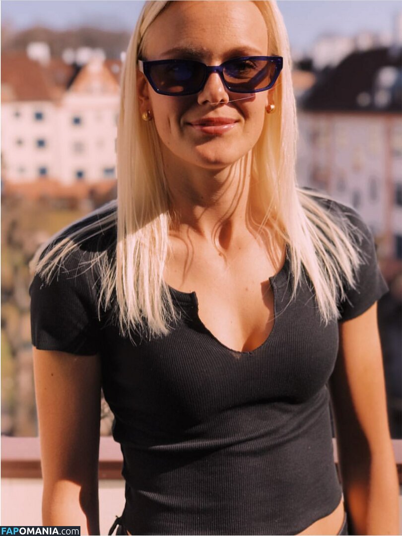 Karina SСvik Nud Fotografie scursă #6