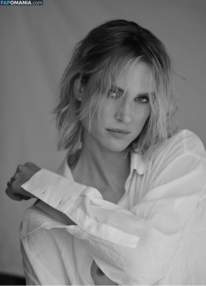 Kim Hnizdo Nud Fotografie scursă #2