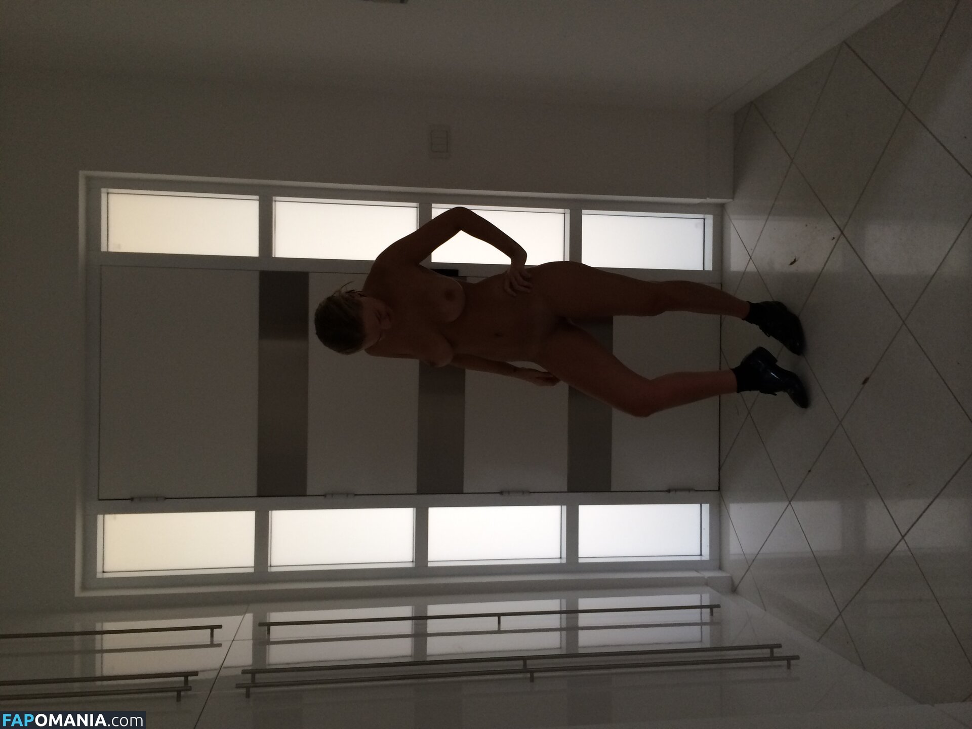 Lara Bingle Nud Fotografie scursă #147