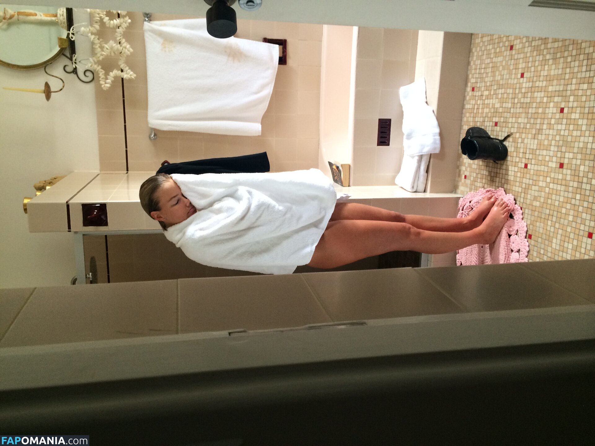 Lara Bingle Nud Fotografie scursă #261