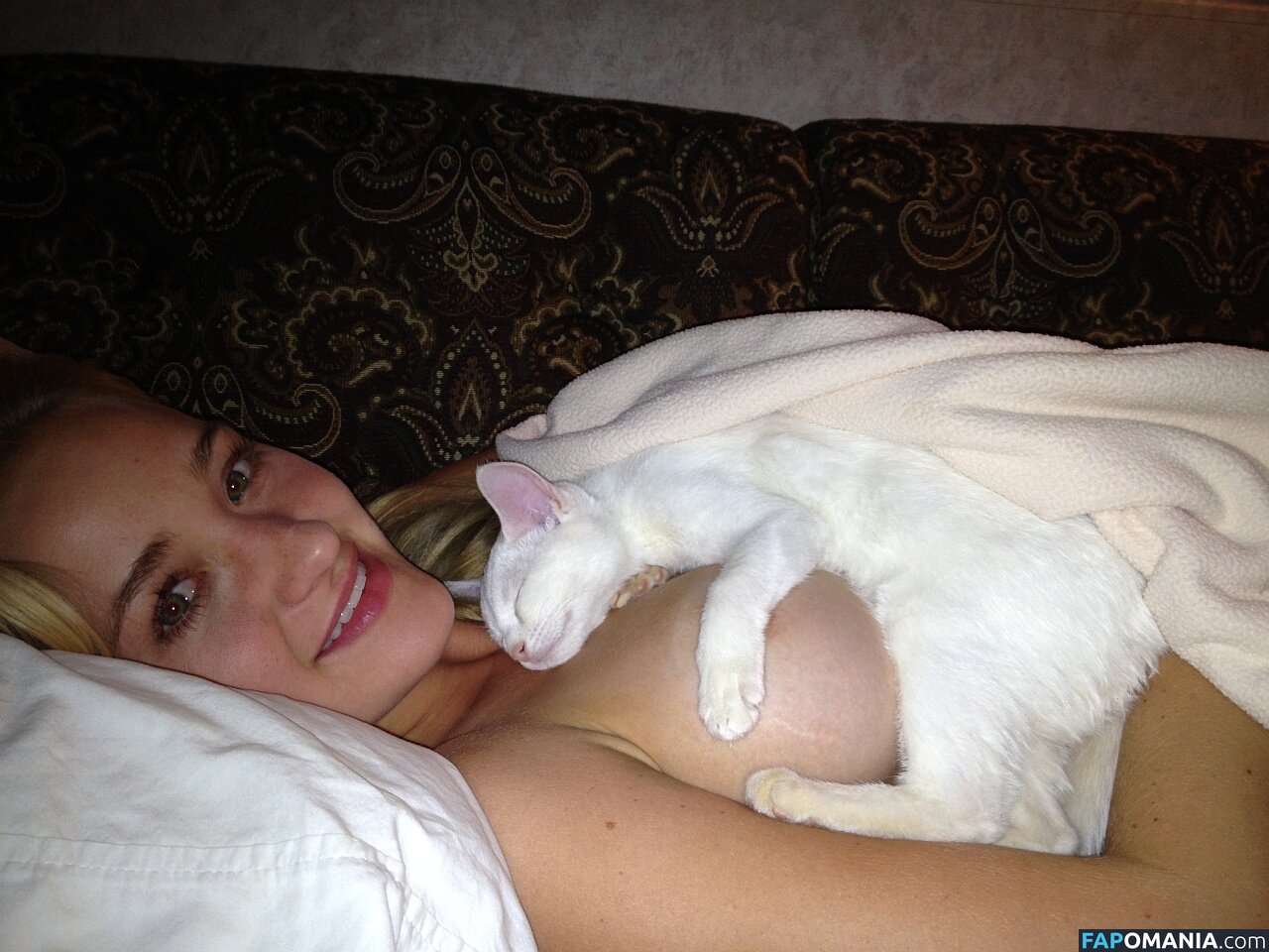 Michalka Sisters Nud Fotografie scursă #51