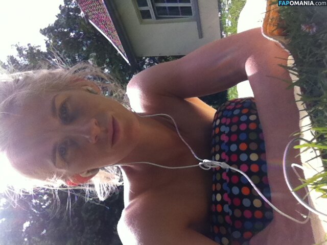 Sofia Jakobsson Nud Fotografie scursă #13