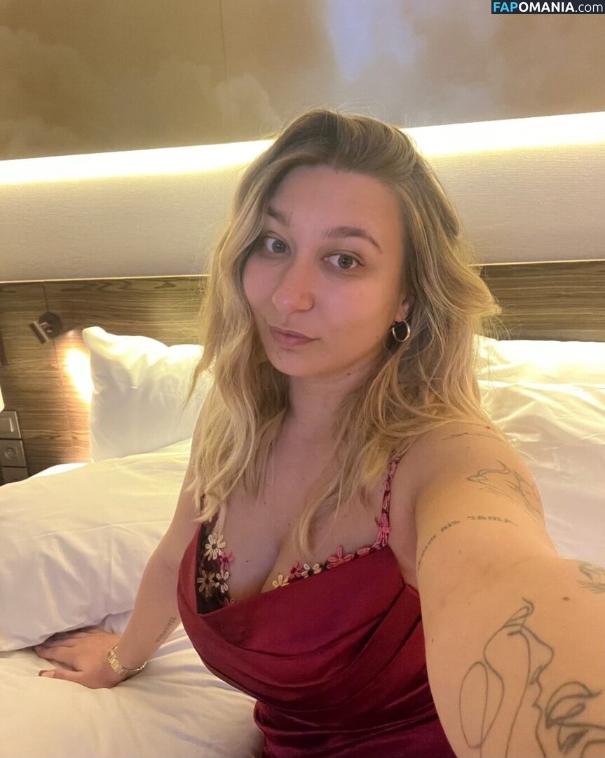 Apoline Perret / apolineprrt / shaniaperrett Nud OnlyFans  Fotografie scursă #3