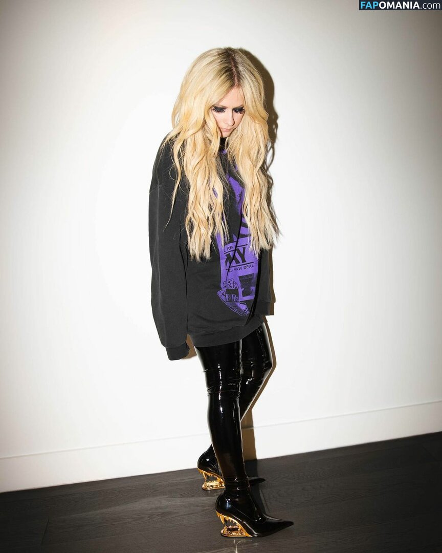 Avril Lavigne Nud Fotografie scursă #43