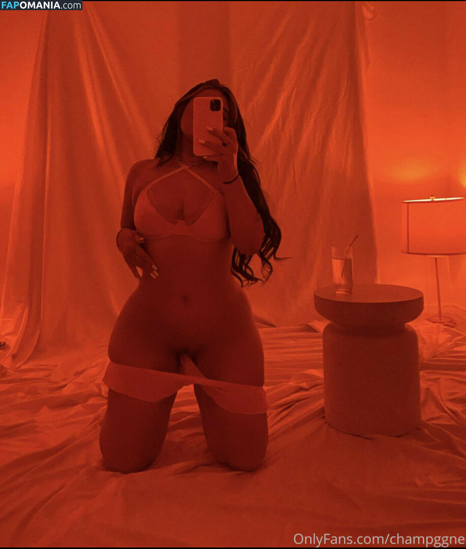 Champagne / Champggne Nud OnlyFans  Fotografie scursă #2