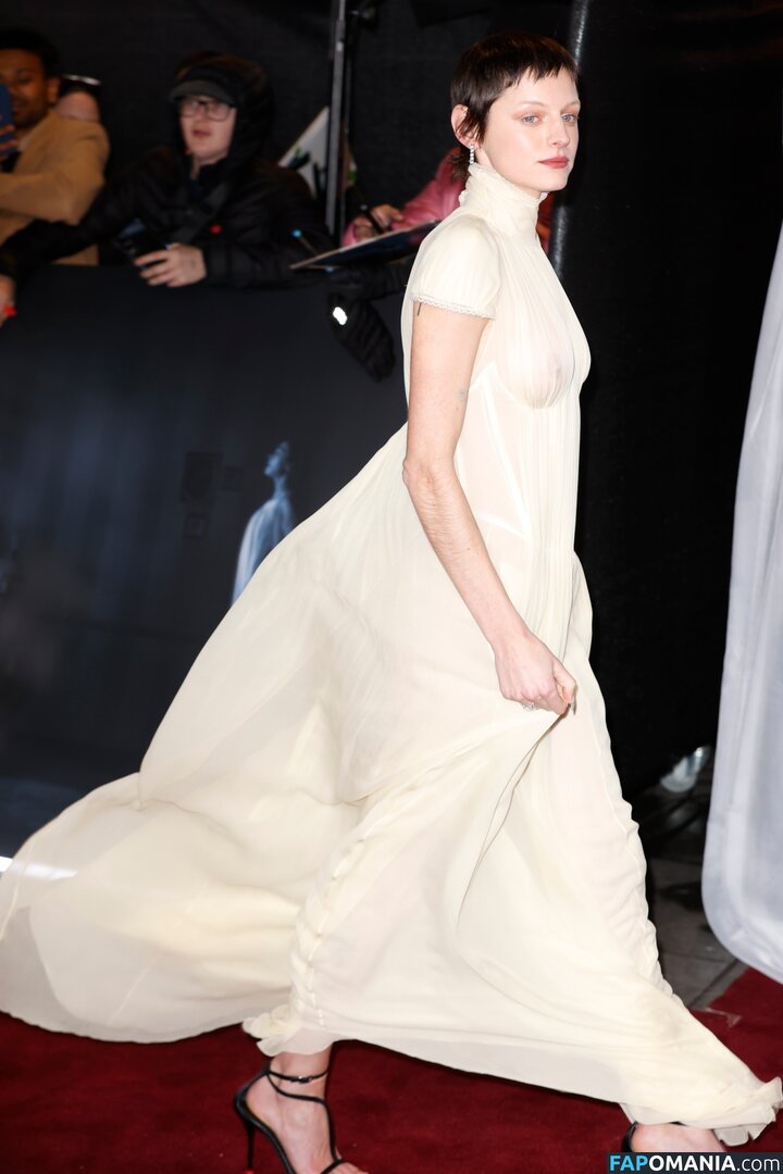 Emma Corrin / emmalouisecorrin Nud OnlyFans  Fotografie scursă #4