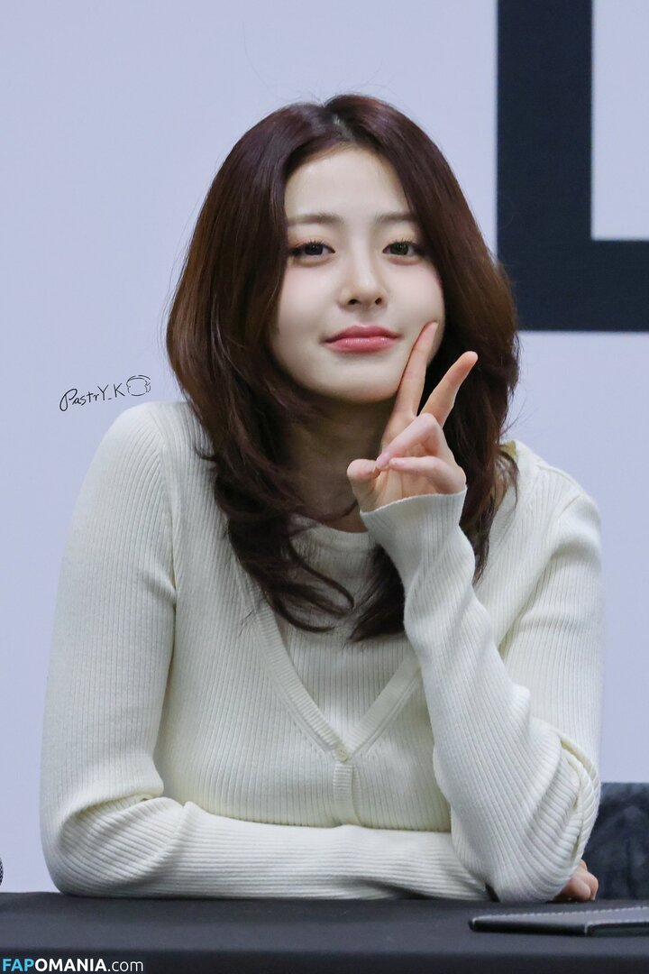 Huh Yunjin 허윤진 / LESSERAFIM / yunjin_lesserafims Nud OnlyFans  Fotografie scursă #4