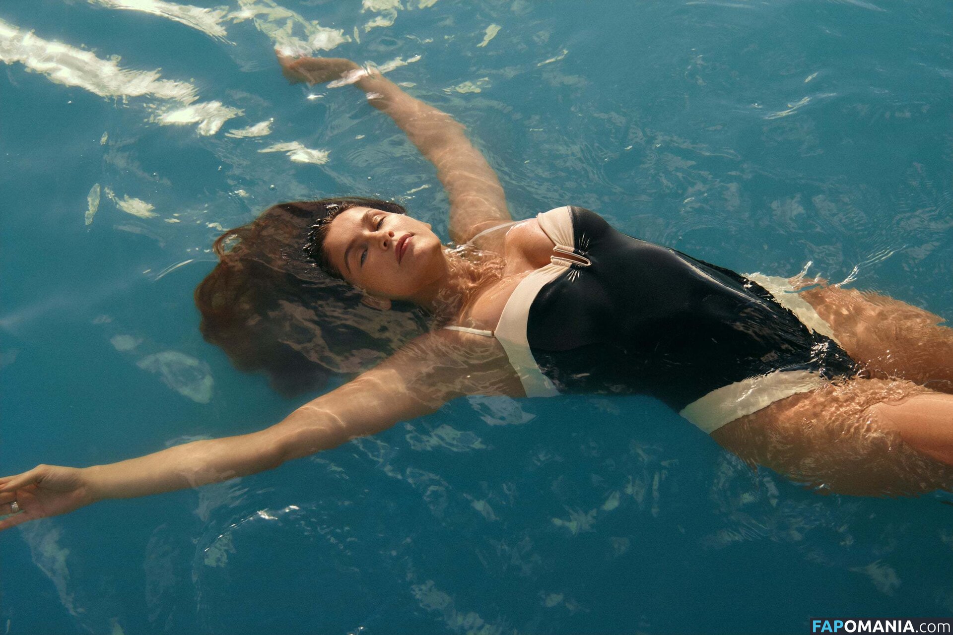 Laetitia Casta / laetitiacasta Nud OnlyFans  Fotografie scursă #2