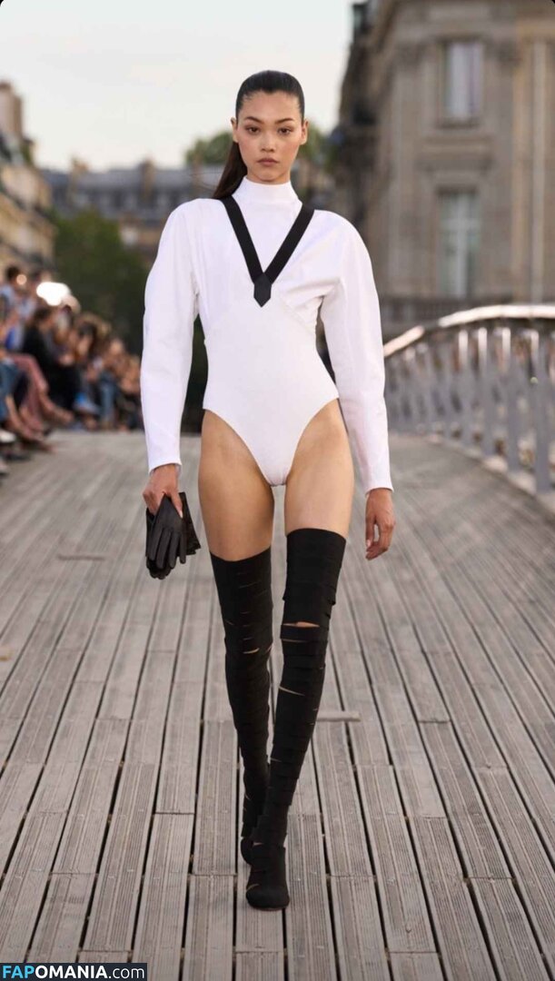 Mika Schneider / mikaschndr Nud OnlyFans  Fotografie scursă #1