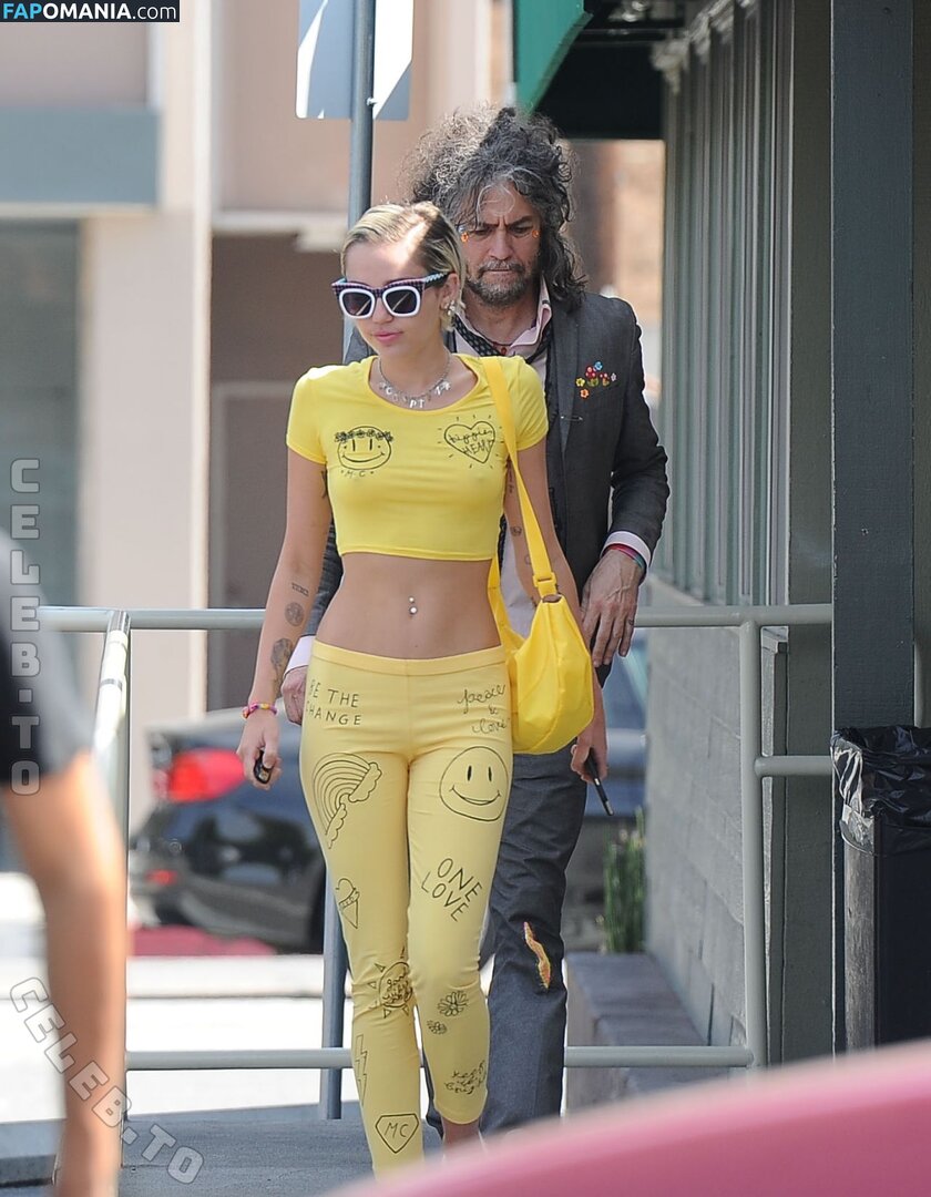 Miley Cyrus / https: / mileycyrus Nud OnlyFans  Fotografie scursă #1