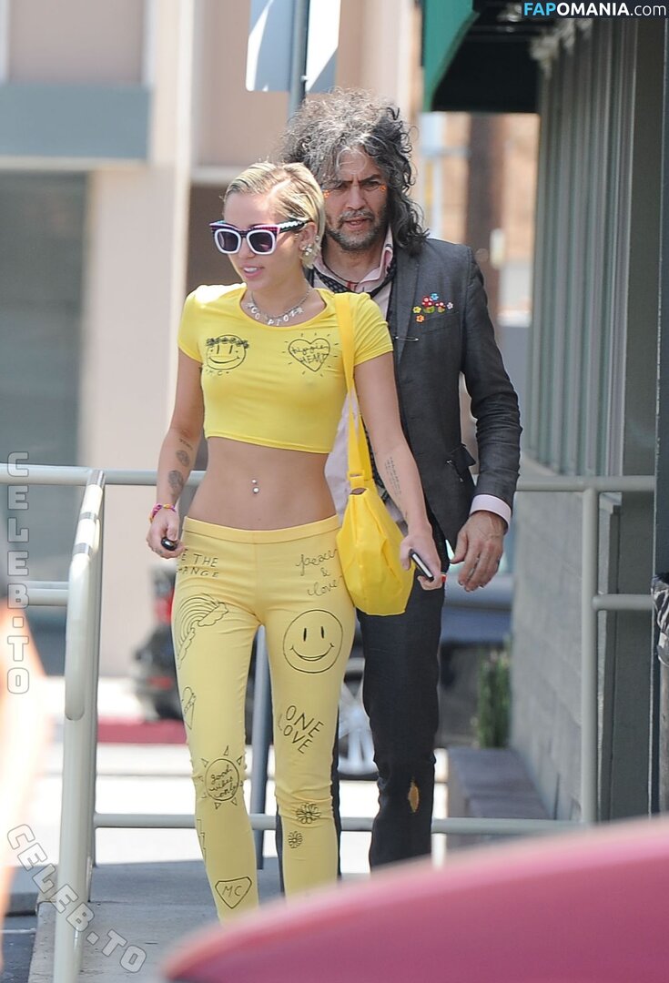 Miley Cyrus / https: / mileycyrus Nud OnlyFans  Fotografie scursă #6