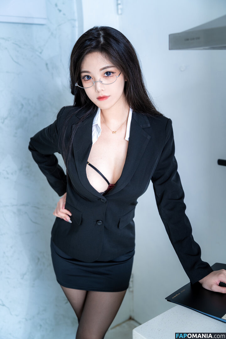 1357046erty / Mizhi_mao / mizhimaoqiu / mizhimiaoqiu / 蜜汁猫裘 Nud OnlyFans  Fotografie scursă #40