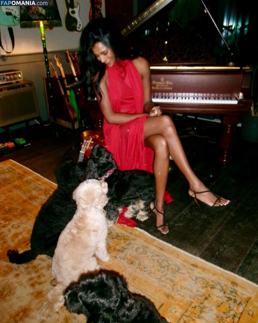 Simone Ashley / simoneashley Nud OnlyFans  Fotografie scursă #8