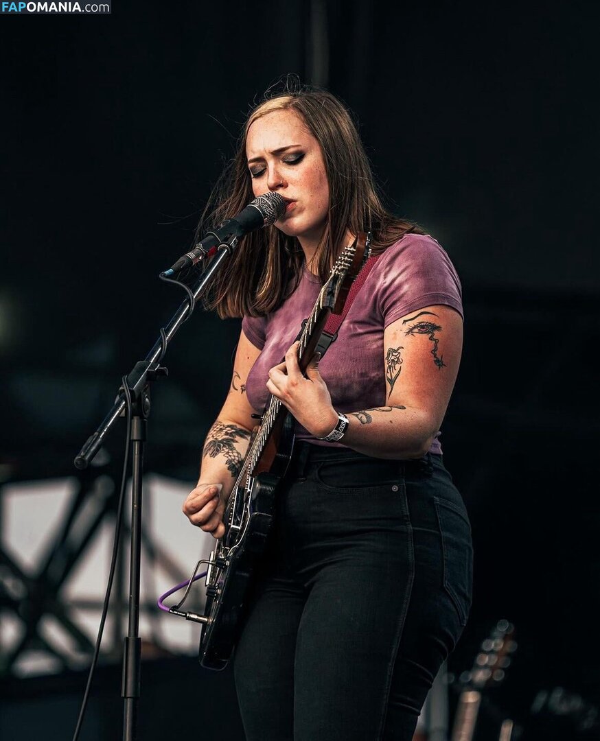Soccer Mommy / Sophia Allison / soccermommyband Nud OnlyFans  Fotografie scursă #1