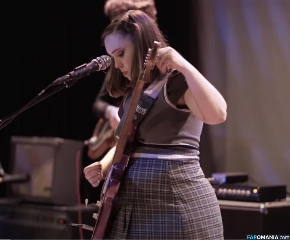 Soccer Mommy / Sophia Allison / soccermommyband Nud OnlyFans  Fotografie scursă #3