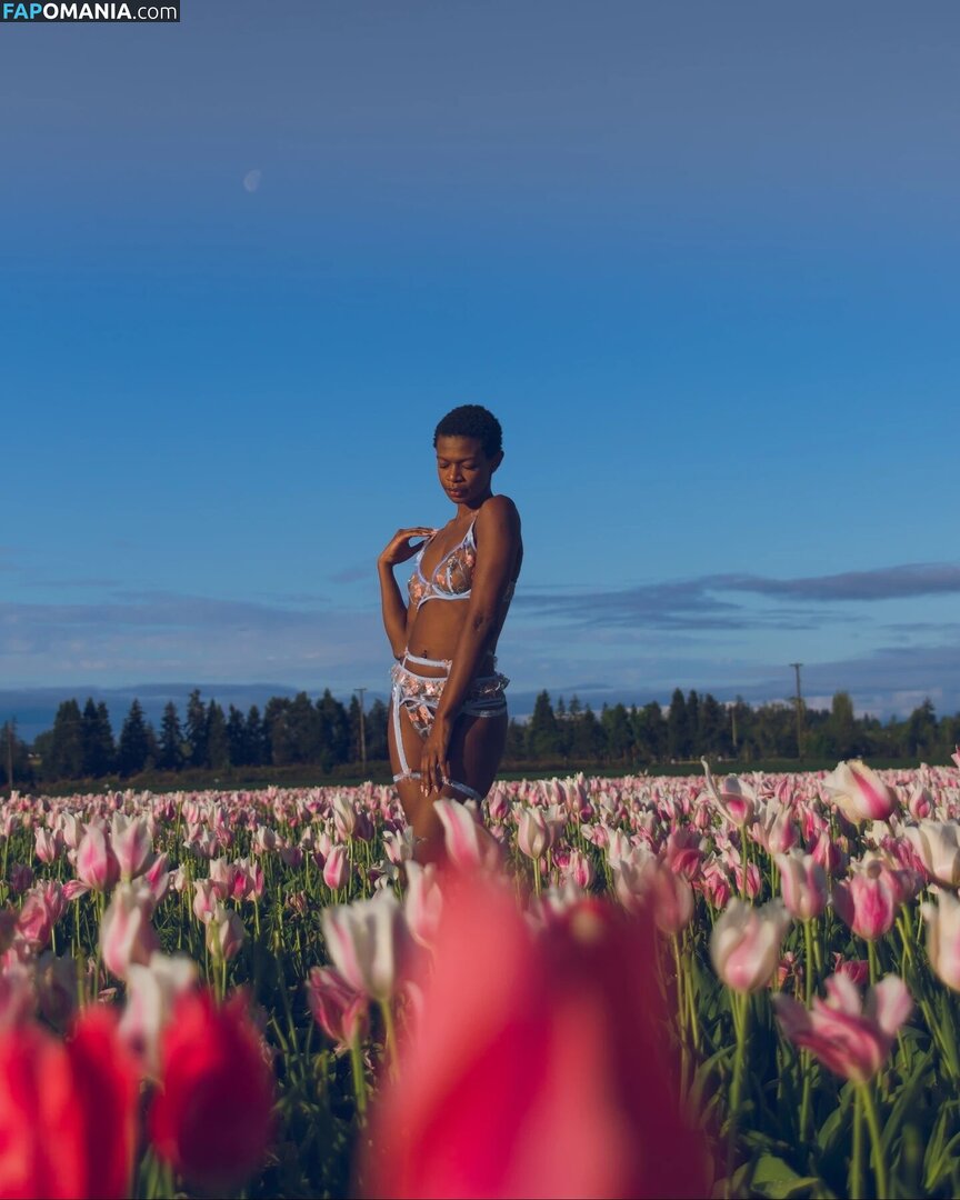 Autumn / autumn.busayo / autumnbusayo / sveltegoddess Nud OnlyFans  Fotografie scursă #5